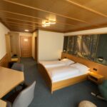 geräumig ausgestattetes Gästezimmer im Kirchenwirt in der Donauregion