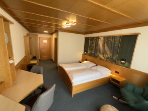 geräumig ausgestattetes Gästezimmer im Kirchenwirt in der Donauregion